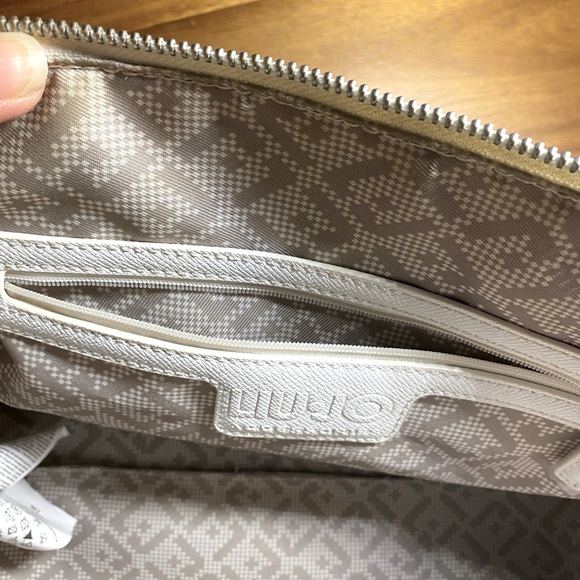 Chic, clean white handbag by LUI-JO - with detachable straps and dustbag. - Picture 5 of 7